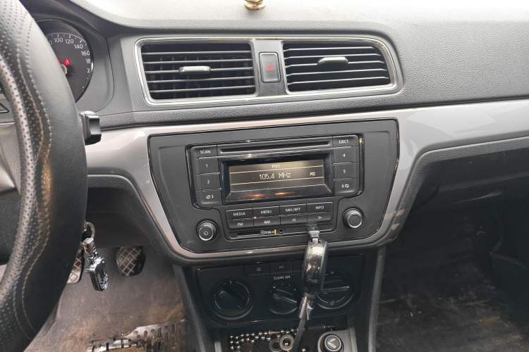 Used Volkswagen Gran Lavida 2015 1.6L Manual Fashion Edition Audio And AC Panel