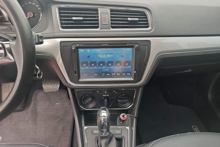Used Volkswagen Gran Lavida 2015 1.6L Automatic Comfort Edition Audio And AC Panel