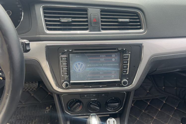 Used Volkswagen Gran Lavida 2015 1.6L Automatic Comfort Edition Audio And AC Panel