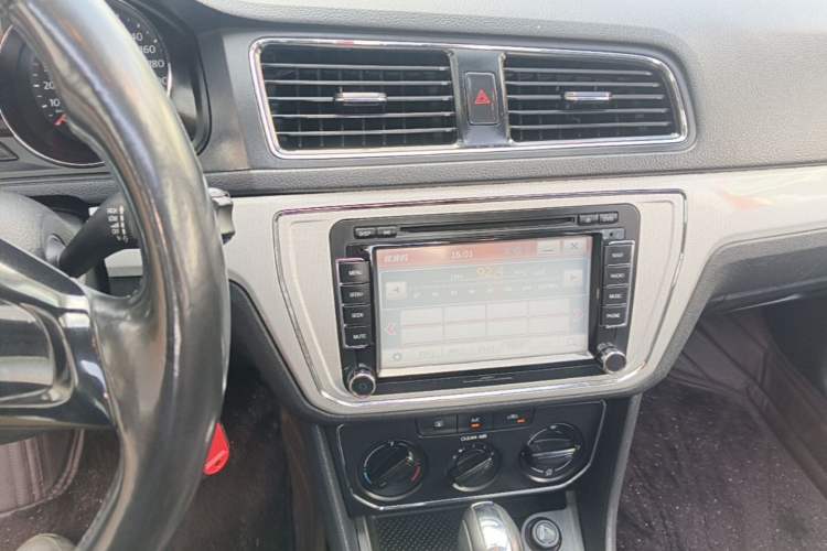 Used Volkswagen Gran Lavida 2015 1.6L Automatic Comfort Edition Audio And AC Panel