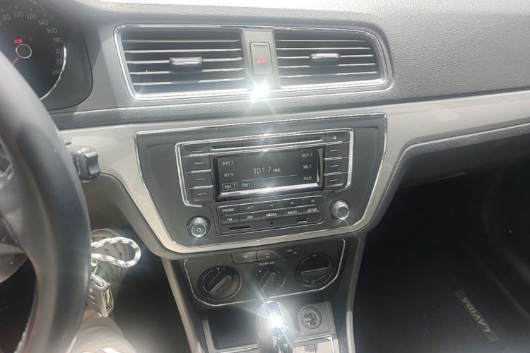 Used Volkswagen Gran Lavida 2015 1.6L Automatic Comfort Edition Audio And AC Panel