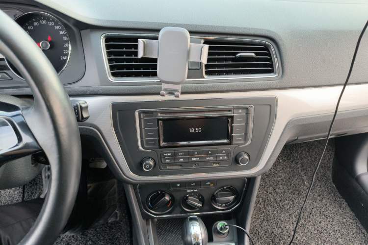 Used Volkswagen Gran Lavida 2015 1.6L Automatic Comfort Edition Audio And AC Panel