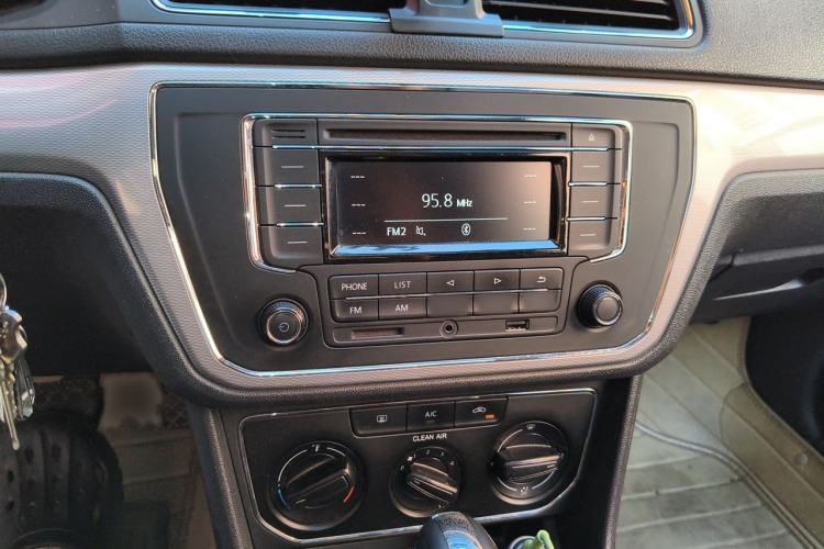 Used Volkswagen Gran Lavida 2015 1.6L Automatic Comfort Edition Audio And AC Panel
