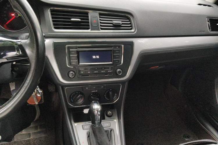 Used Volkswagen Gran Lavida 2015 1.6L Automatic Comfort Edition Audio And AC Panel
