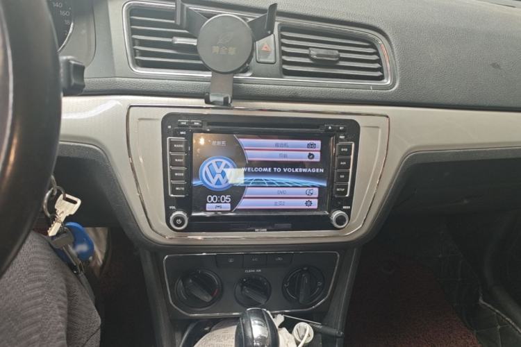 Used Volkswagen Gran Lavida 2015 1.6L Automatic Comfort Edition Audio And AC Panel
