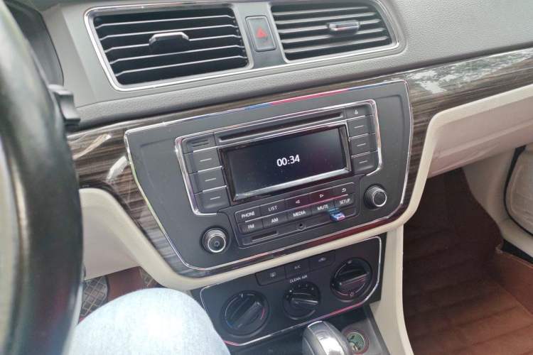 Used Volkswagen Gran Lavida 2015 1.6L Automatic Comfort Edition Audio And AC Panel