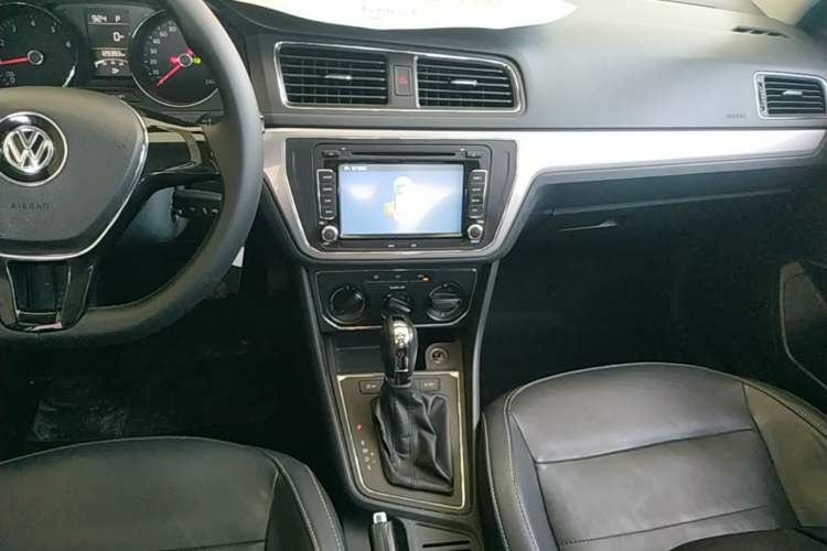 Used Volkswagen Gran Lavida 2015 1.6L Automatic Comfort Edition Audio And AC Panel