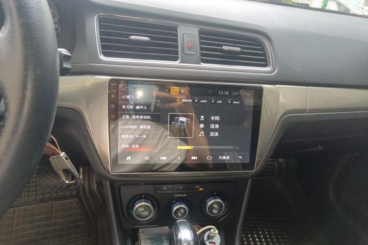 Used Volkswagen Gran Lavida 2015 1.6L Automatic Fashion Edition Audio And AC Panel