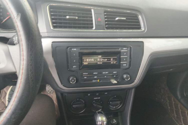 Used Volkswagen Gran Lavida 2015 1.6L Automatic Fashion Edition Audio And AC Panel