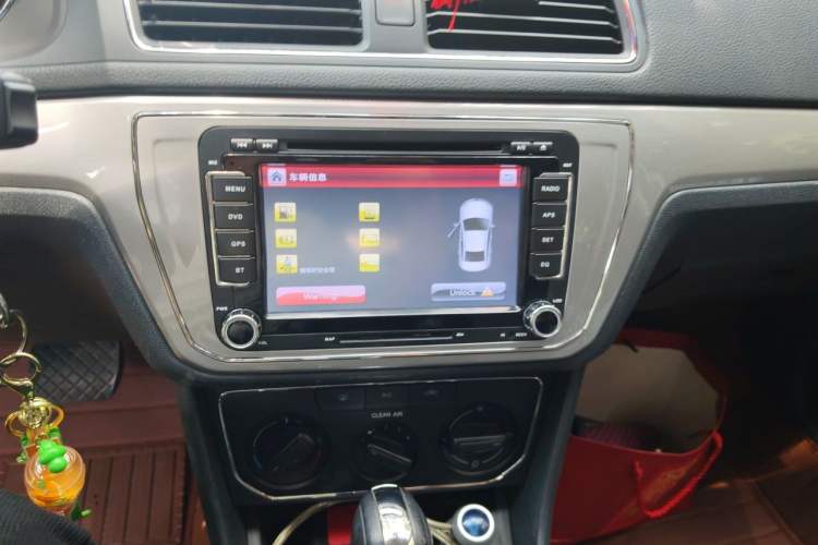 Used Volkswagen Gran Lavida 2015 1.6L Automatic Comfort Edition Audio And AC Panel