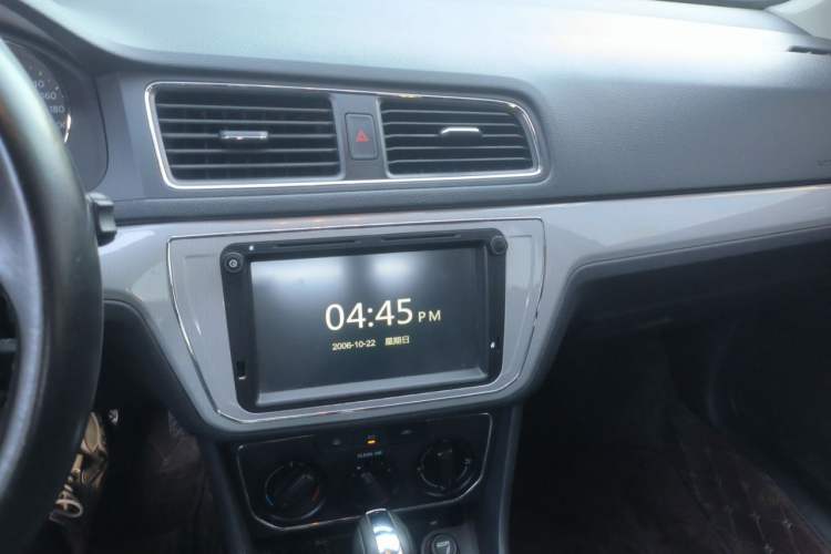 Used Volkswagen Gran Lavida 2015 1.6L Automatic Comfort Edition Audio And AC Panel