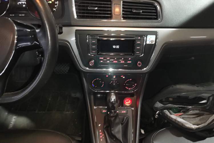 Used Volkswagen Gran Lavida 2015 230TSI DSG Comfort Edition Audio And AC Panel