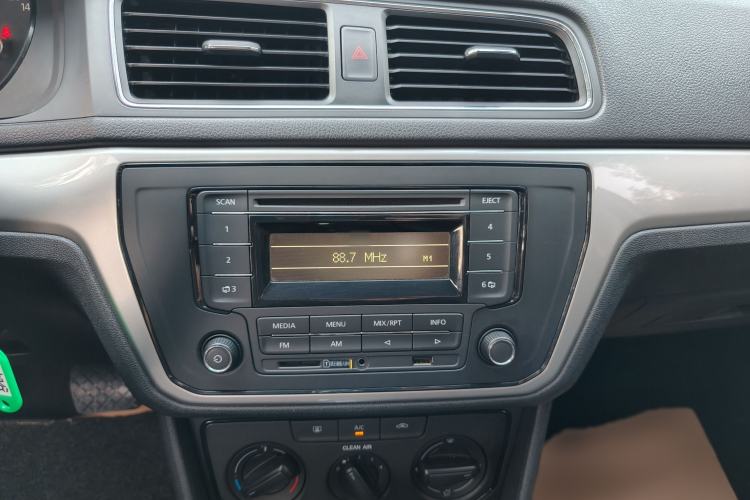 Used Volkswagen Gran Lavida 2015 1.6L Automatic Fashion Edition Audio And AC Panel