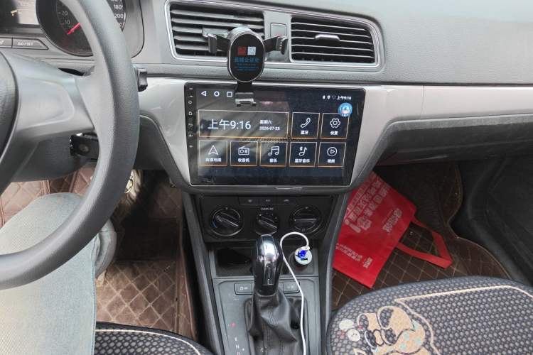 Used Volkswagen Gran Lavida 2015 1.6L Automatic Fashion Edition Audio And AC Panel