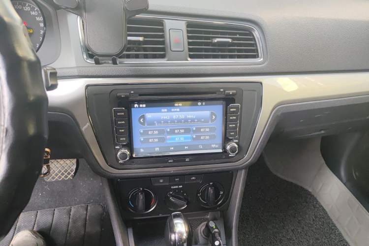 Used Volkswagen Gran Lavida 2015 1.6L Automatic Fashion Edition Audio And AC Panel