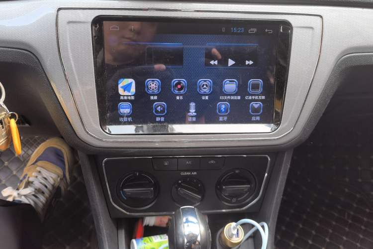 Used Volkswagen Gran Lavida 2015 1.6L Automatic Comfort Edition Audio And AC Panel