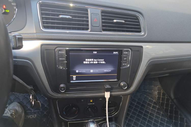 Used Volkswagen Gran Lavida 2015 1.6L Automatic Comfort Edition Audio And AC Panel