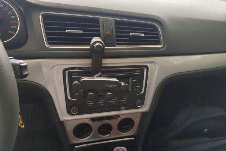 Used Volkswagen Gran Lavida 2015 230TSI Manual Comfort Edition Audio And AC Panel
