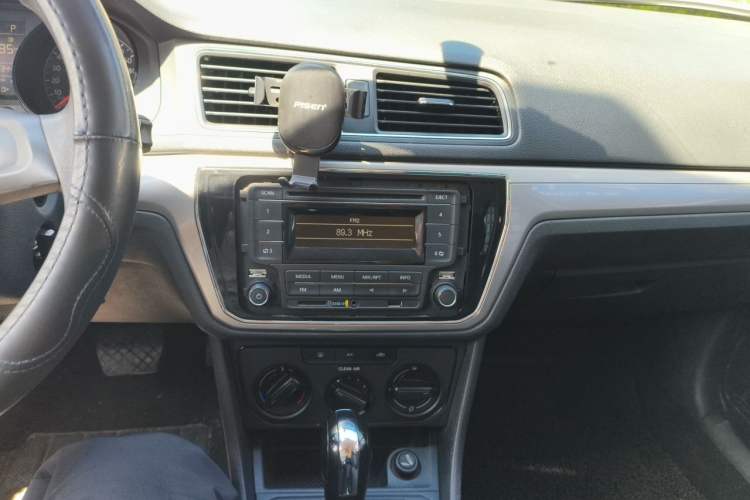 Used Volkswagen Gran Lavida 2015 1.6L Automatic Fashion Edition Audio And AC Panel