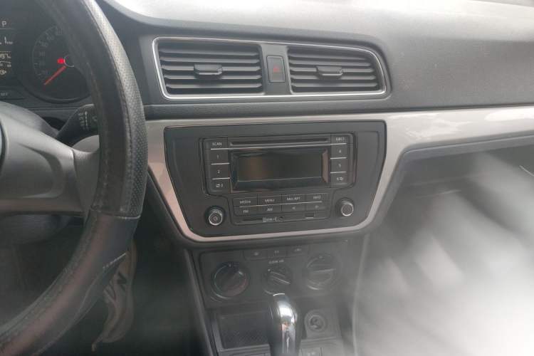 Used Volkswagen Gran Lavida 2015 1.6L Automatic Fashion Edition Audio And AC Panel