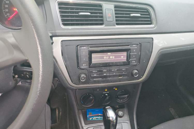 Used Volkswagen Gran Lavida 2015 1.6L Automatic Fashion Edition Audio And AC Panel