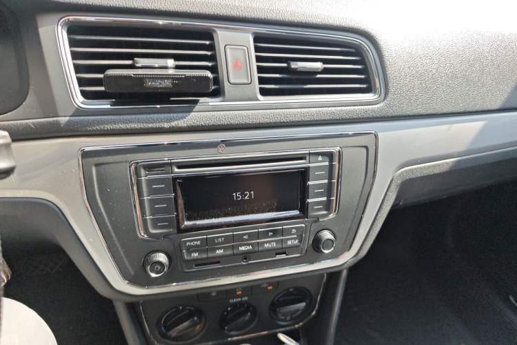 Used Volkswagen Gran Lavida 2015 1.6L Automatic Comfort Edition Audio And AC Panel