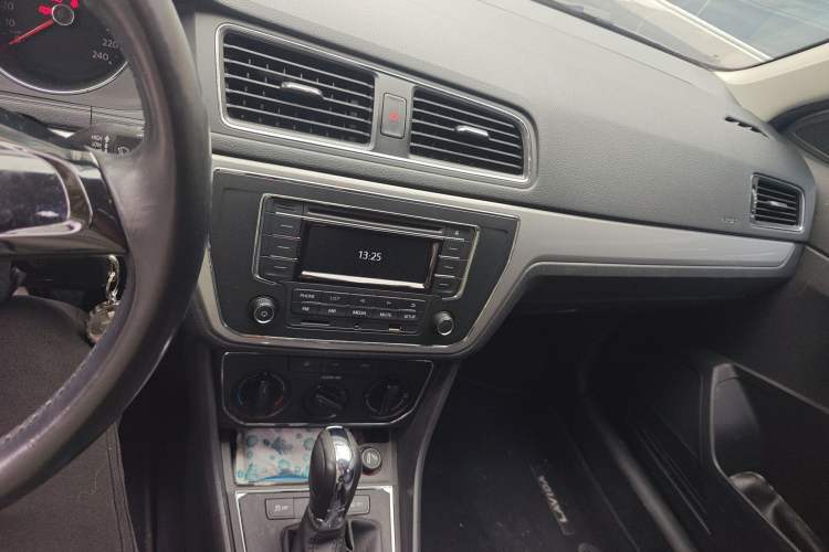 Used Volkswagen Gran Lavida 2015 1.6L Automatic Comfort Edition Audio And AC Panel