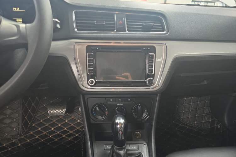 Used Volkswagen Gran Lavida 2015 1.6L Automatic Fashion Edition Audio And AC Panel