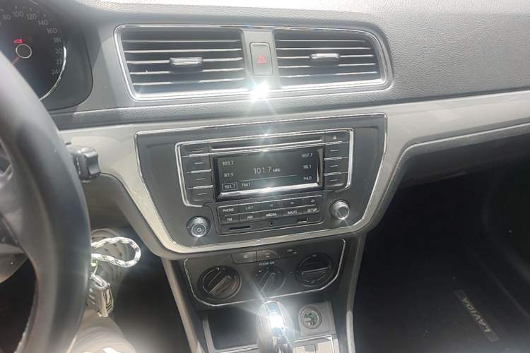 Used Volkswagen Gran Lavida 2015 1.6L Automatic Comfort Edition Audio And AC Panel