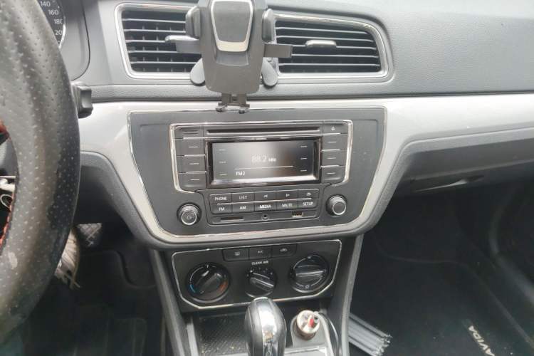 Used Volkswagen Gran Lavida 2015 1.6L Automatic Comfort Edition Audio And AC Panel
