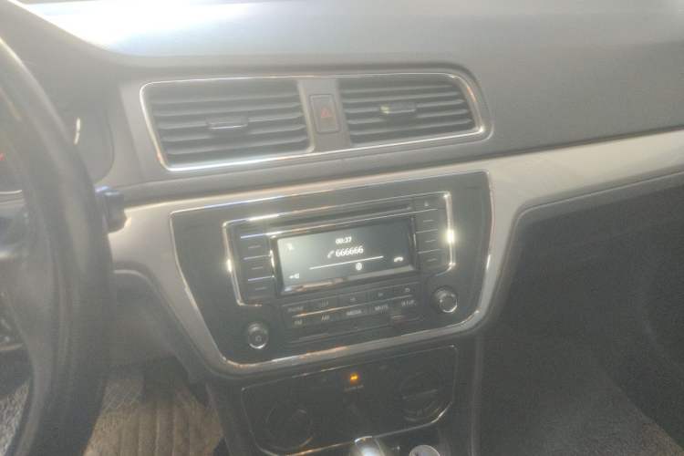 Used Volkswagen Gran Lavida 2015 1.6L Automatic Comfort Edition Audio And AC Panel