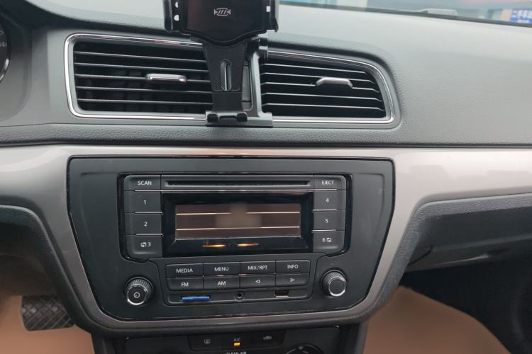 Used Volkswagen Gran Lavida 2015 1.6L Automatic Fashion Edition Audio And AC Panel