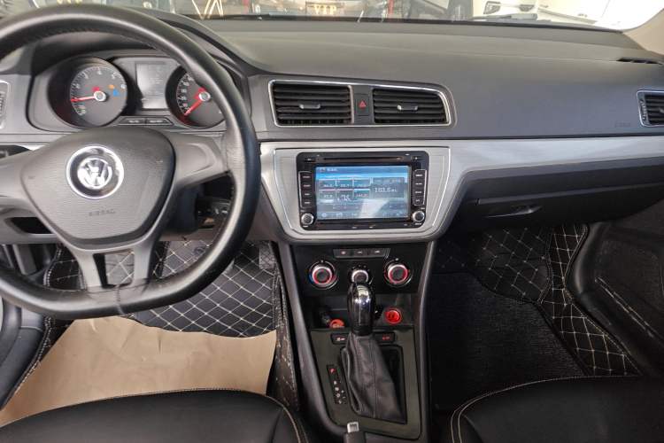 Used Volkswagen Gran Lavida 2015 1.6L Automatic Fashion Edition Audio And AC Panel