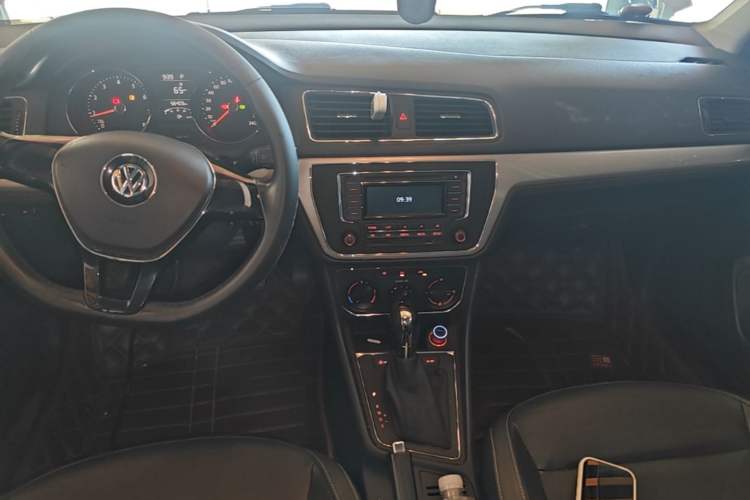 Used Volkswagen Gran Lavida 2015 1.6L Automatic Comfort Edition Audio And AC Panel