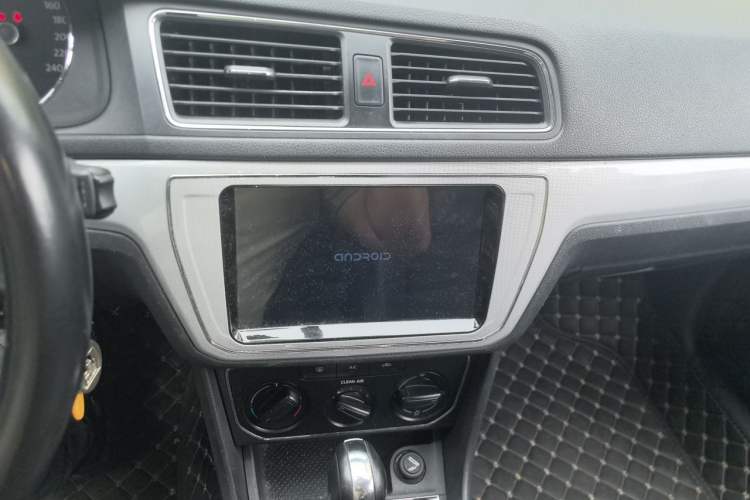Used Volkswagen Gran Lavida 2015 1.6L Automatic Comfort Edition Audio And AC Panel