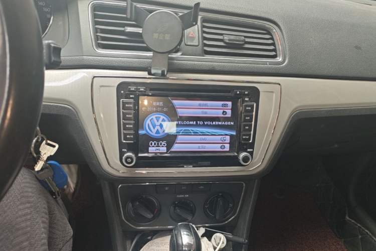 Used Volkswagen Gran Lavida 2015 1.6L Automatic Comfort Edition Audio And AC Panel