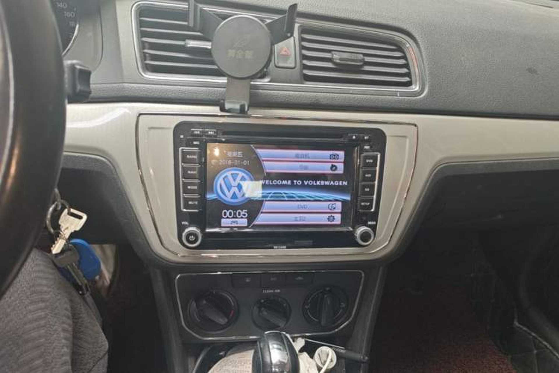 Used Volkswagen Gran Lavida 2015 1.6L Automatic Comfort Edition Audio And AC Panel