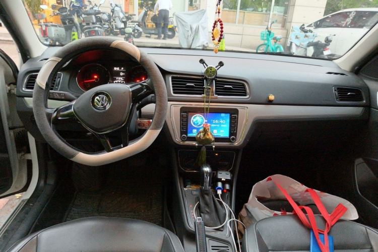 Used Volkswagen Gran Lavida 2015 1.6L Automatic Comfort Edition Center Console