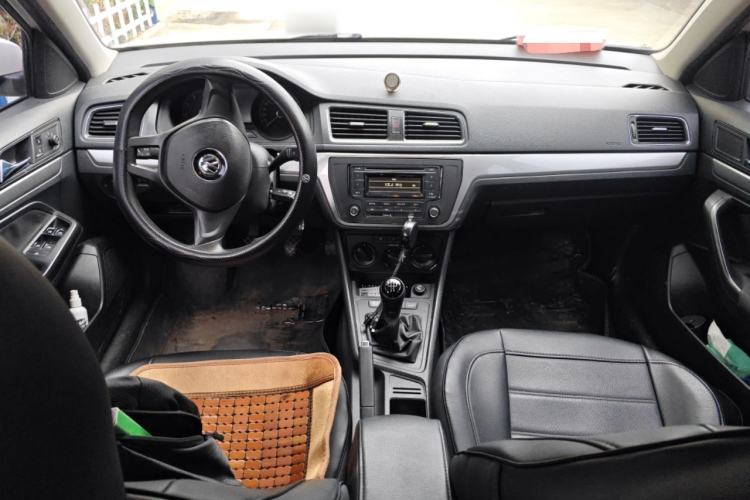 Used Volkswagen Gran Lavida 2015 1.6L Manual Fashion Edition Center Console