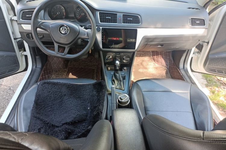 Used Volkswagen Gran Lavida 2015 1.6L Automatic Fashion Edition Center Console