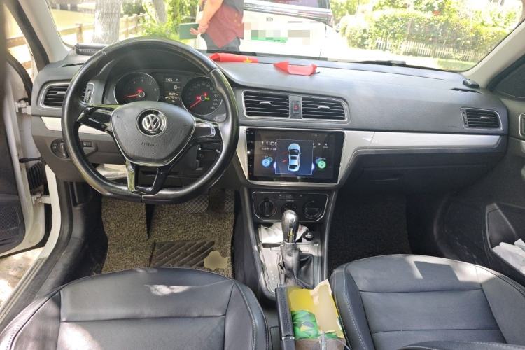 Used Volkswagen Gran Lavida 2015 1.6L Automatic Comfort Edition Center Console