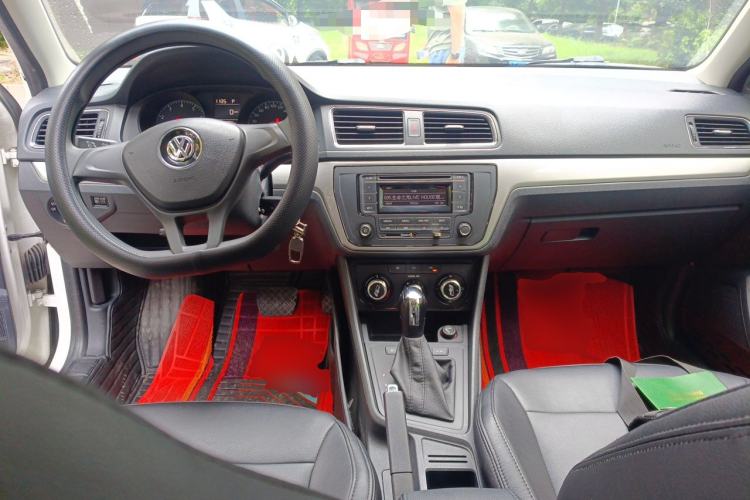 Used Volkswagen Gran Lavida 2015 1.6L Automatic Fashion Edition Center Console