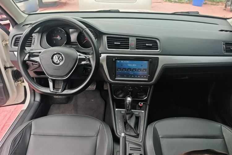 Used Volkswagen Gran Lavida 2015 1.6L Automatic Comfort Edition Center Console