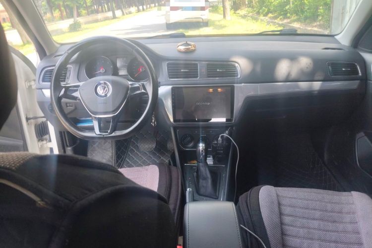 Used Volkswagen Gran Lavida 2015 1.6L Automatic Comfort Edition Center Console