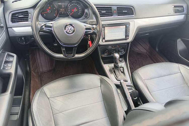 Used Volkswagen Gran Lavida 2015 1.6L Automatic Comfort Edition Center Console