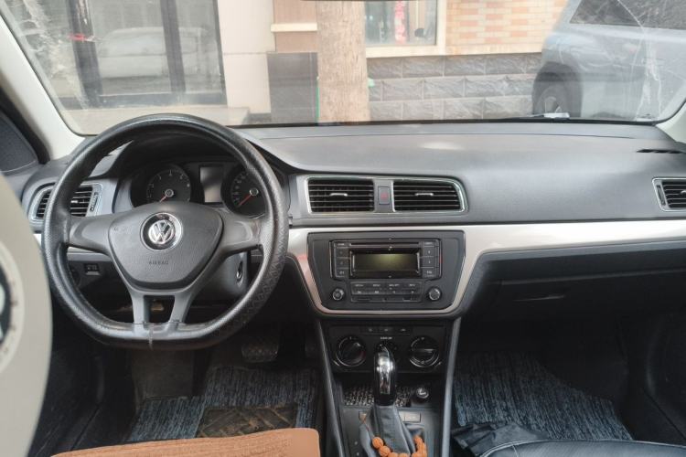 Used Volkswagen Gran Lavida 2015 1.6L Automatic Fashion Edition Center Console