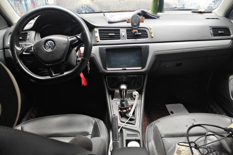 Used Volkswagen Gran Lavida 2015 1.6L Automatic Comfort Edition Center Console