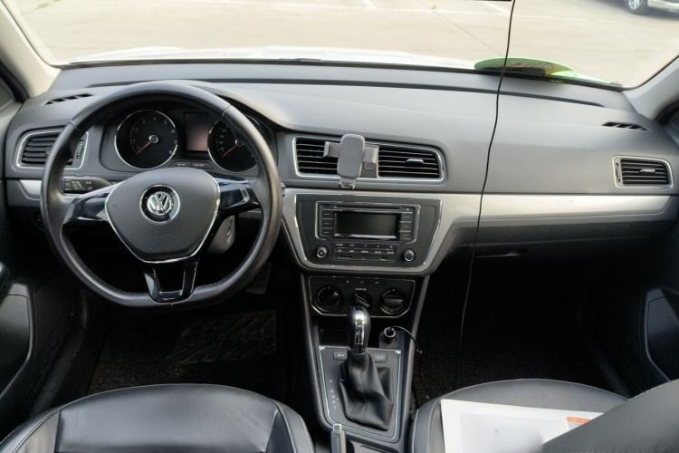 Used Volkswagen Gran Lavida 2015 1.6L Automatic Comfort Edition Center Console