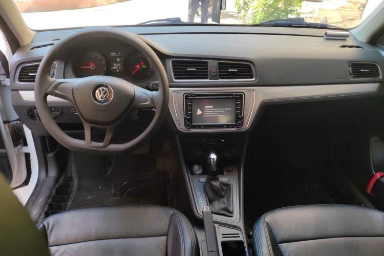 Used Volkswagen Gran Lavida 2015 1.6L Automatic Comfort Edition Center Console