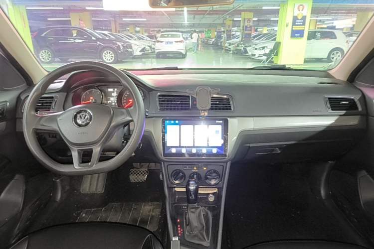 Used Volkswagen Gran Lavida 2015 1.6L Automatic Fashion Edition Center Console